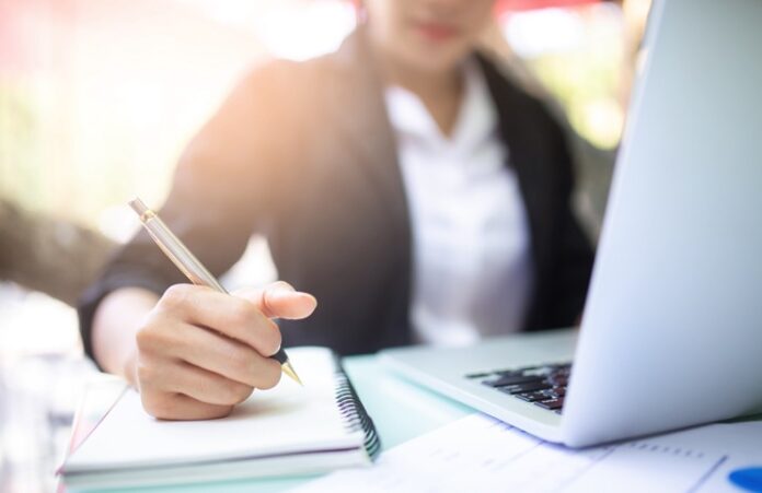 Formatore al lavoro durante uno dei percorsi degli snodi formativi sull’Intelligenza Artificiale