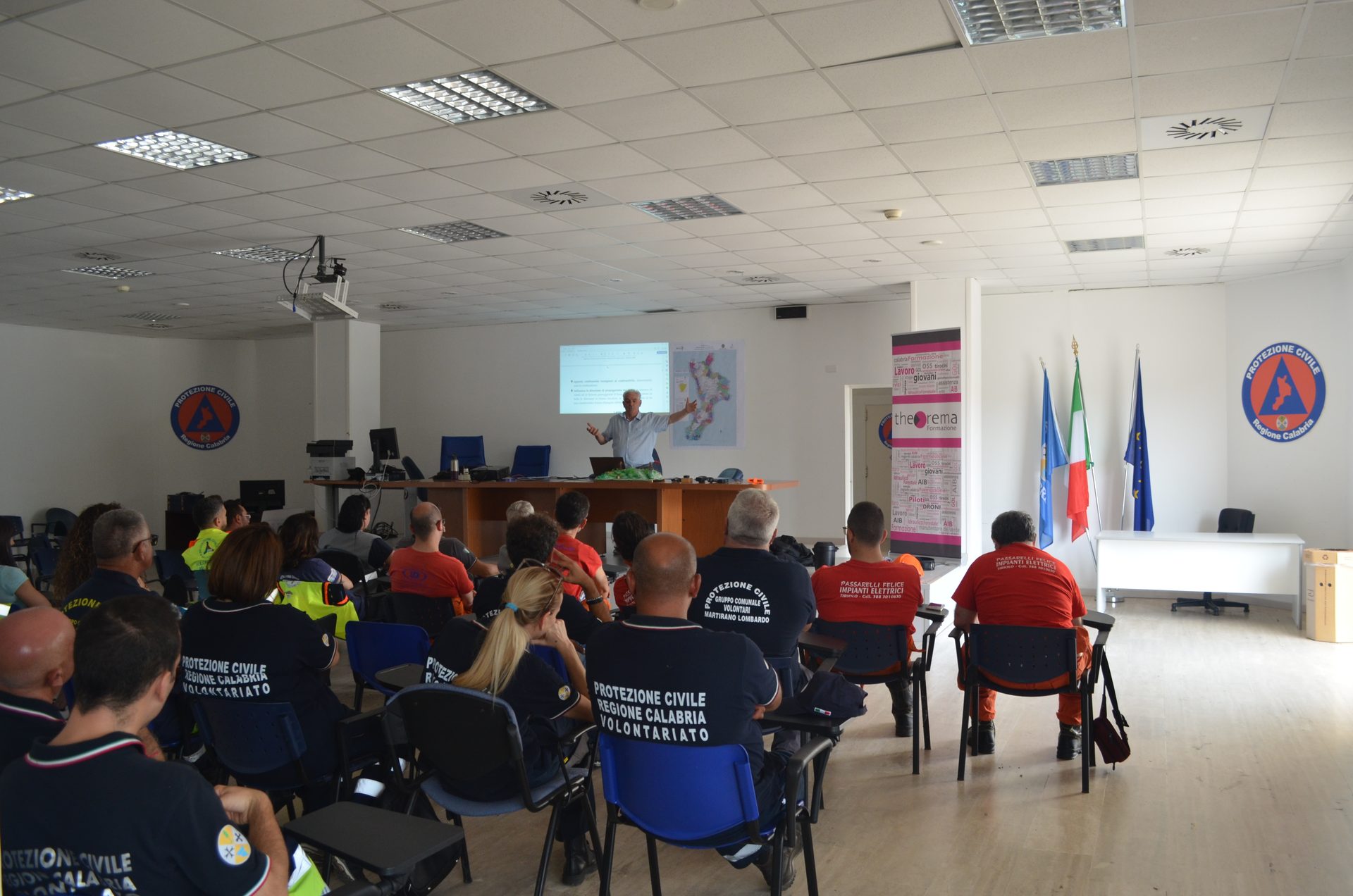 Docente Theorema durante una lezione in aula ai volontari della Protezione Civile Regione Calabria