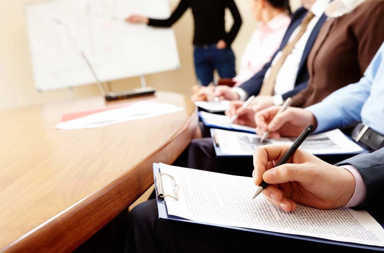 Persone durante una sessione di formazione, prendono appunti